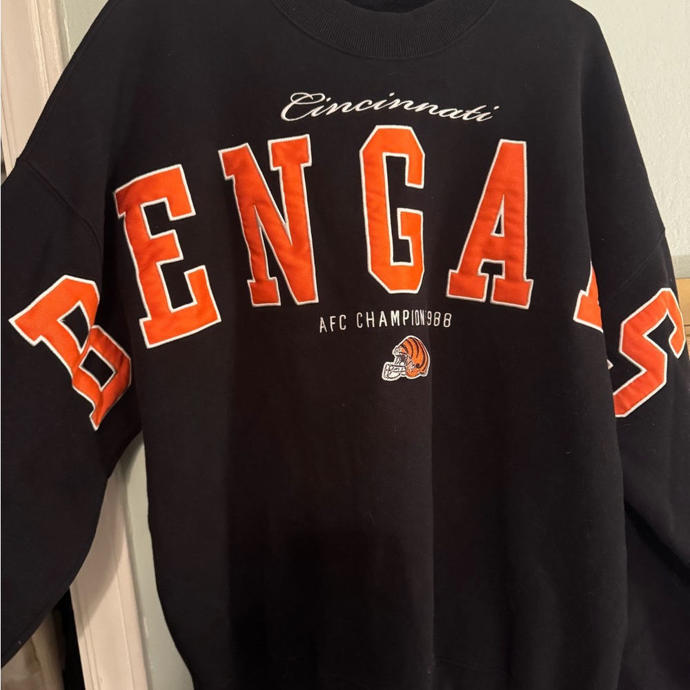 Abercrombie & Fitch Black and Orange Crewneck Sweater